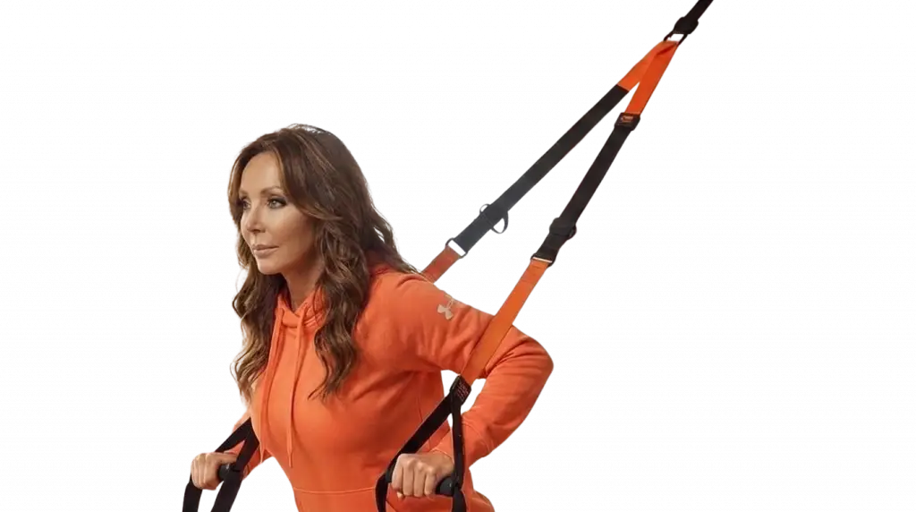 Frau in orangenem Kapuzenpullover trainiert mit Suspension-Trainer.