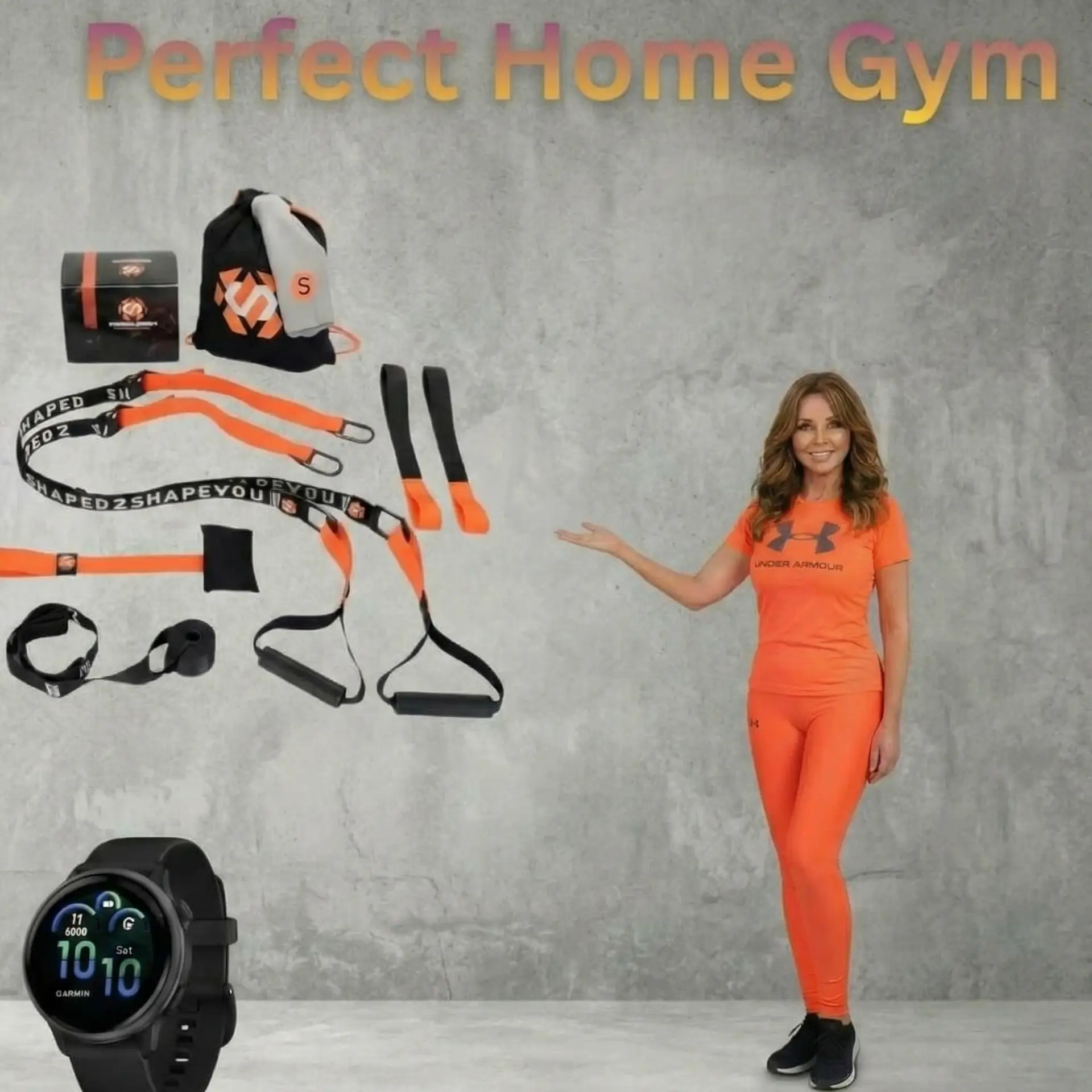 Frau in orangefarbener Sportkleidung zeigt Trainingsset mit Widerstandsbändern und Sportuhr vor Betonwand.