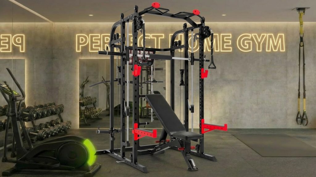 Moderner Fitnessraum mit Kraftturm, Hanteln, Trainingsgurten und Spiegelwand mit Aufschrift.